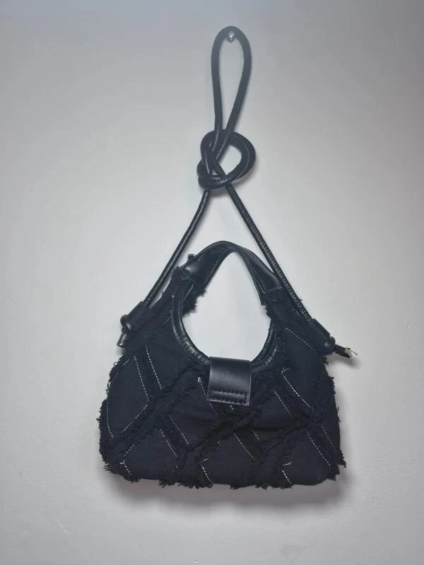 Bolso de mano vintage Y2K negro estilo grunge con detalles de flecos – photo 2